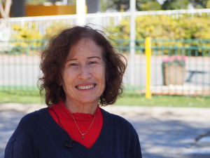 Anne föddes i USA men har bott i tjugo år i en av de största bosättningarna Maale Adumim som ligger sju kilometer från Jerusalem. Israelisk bosättare