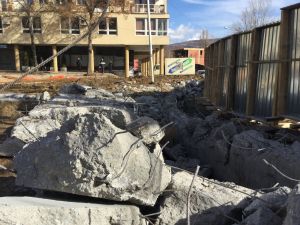 Den rivna muren i norra Mitrovica bara några minuter efter att grävskopan krossade den. En del av den nyss rivna betongmuren i norra Mitrovica.