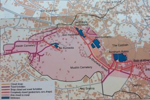 Karta över hur civila palestinier får röra sig i gamla stan i Hebron. Det blåa är bosättningar, på de röda vägarna får palestinierna inte röra sig. Källa: B´tselem och Association for Civil Rights in Israel. Karta över stadskärnan i Hebron.