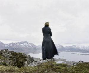 Der Wanderer 2 (2004) är tagen på Lofoten i Norge. Självporträtt av Elina Brotherus.