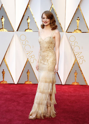 Emma Stone muistutti Givenchyn kullanvärisessä hapsupuvussa kultaista Oscar-patsasta, jonka hän voitti roolistaan La La Land -elokuvassa. Emma Stone
