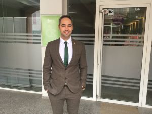Uranik Begu vid ingången till ICK Uranik Begu, direktör på Innovation Centre Kosovo