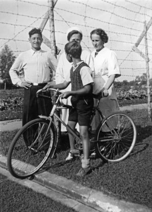 "Aliosha Tscilingarjan, rouva Lindberg, rouva Slotte." (1941)