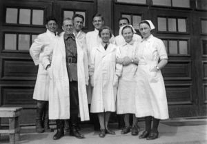 28. sotasairaalan henkilökuntaa. Osa lääkäreistä (kuvassa takana) oli venäläisiä sotavankeja. (1941)