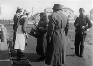 Lotta Svärd -järjestön johtaja Fanni Luukkonen vierailee Kokkolan sotasairaalassa. (1941).