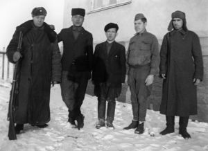 "Vartija, J. Uusikartano, 'Musta Pekka', A Lindbacka." Vasemmalla vanginvartija ja toinen oikealta sotavanki. (1941).