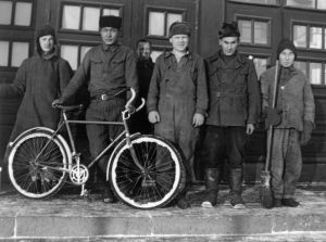 Sotavankisairaalan työskenteleviä sotavankeja talvella 1941-42.