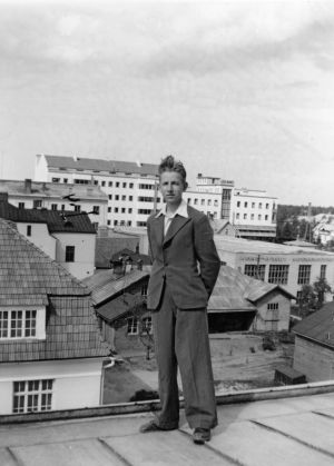 Leo Berkovits poseeraa talon katolla (1941).