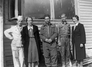 Venäläläisiä sotavankeja kokkolalaisella rakennustyömaalla talon väen kanssa. (1941).