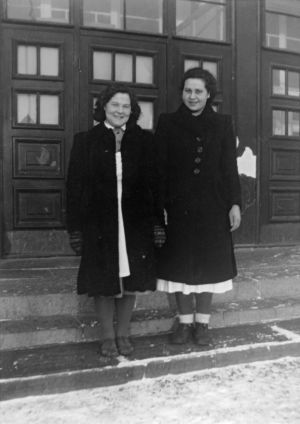 "Saara Varila ja Elli Tuomela." (1941)