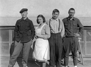 Neuvostolittolaisia sotavankeja ja lotta. (1941).