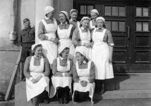 Sotavankisairaalan työntekijöitä: lähettipoika ja lottia (1941).