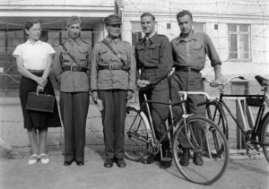 "Tohtori Nina von Hellens, sotilasvirkailija Leo Michailow, sotilaspappi Michailow sekä kaksi sotavankilääkäriä."  (1941)