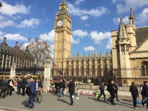 Utanför Westminster där Theresa May ska redogöra för brexit minns man offren i attacken för en vecka sedan. Utanför Westminster där Theresa May ska redogöra för brexit minns man offren i attacken för en vecka sedan.