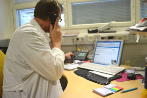 I framtiden används patientens arvsmassa i hälso- och sjukvården, tror experter. Läkare talar i telefon på mottagning.