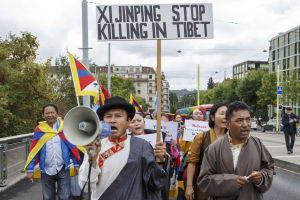 Exiltibetanerna är spridda över hela världen, och håller ofta manifestationer. Den här ordnades 2017 i Genève. Demonstration i Genève mot övergrepp på tibetaner och uigurer i Kina.
