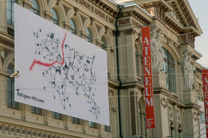 Ateneumin taidemuseo nosti maaliskuussa seinälleen banderollin, jossa on graffititaiteilija EGSin Euroopan turvapaikkapolitiikkaa kommentoiva kuva. Banderolli taidemuseon seinällä.