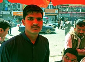 Sabir Rahman är tveksam till om jättebomben var bra. Sabir Rahman står under ett tälttak till ett stånd på en gata i Kabul.