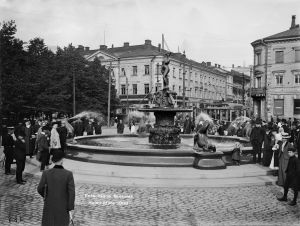 Havis Amanda -suihkukaivo Kauppatorilla paljastustilaisuuden jälkeen syyskuussa 1908.
