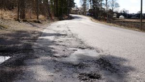 Pernåvägen är gropig på flera avsnitt nära kyrkbyn.