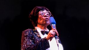 Ella på konsertestraden i Schweiz 1984. Ella Fitzgerald på konsertestraden i Schweiz 1984.