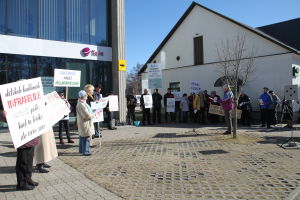 Medborgarorganisationen Hiiu Tuul ordnade en demonstration mot vindkraften i mitten av april. En liten demonstration i centrum av Kärdla mot en planerad vindkraftspark utanför Dagö.