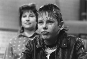 Tarkkis-sarjan opettaja (Anne Helminen) ja Tommi (Pasi Pitkäaho) 1987.