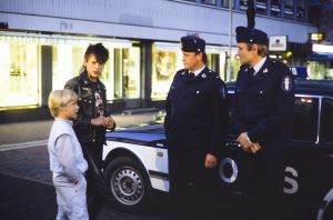 Kaatis-sarjassa (1988) Ville (Jarno Jokinen) ja Tommi (Pasi Pitkäaho) jututtavat poliiseja (Keijo Kantonen ja Pauli Kuoso).