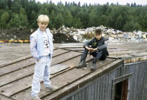 Kaatis-sarjan (1988) Ville (Jarno Jokinen) ja Tommi (Pasi Pitkäaho) kaatopaikalla.