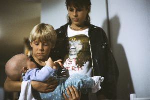 Kaatis-sarjassa (1988) Ville (Jarno Jokinen) ja Tommi (Pasi Pitkäaho) lapsenvahteina.