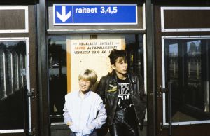 Kaatis-sarjan (1988) Ville (Jarno Jokinen) ja Tommi (Pasi Pitkäaho) Toijalan rautatieasemalla.