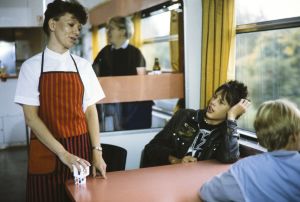 Kaatis-sarjassa (1988) junan ravintolavaunussa junaemäntä (Marja-Liisa Heiskari) sekä Ville (Jarno Jokinen) ja Tommi (Pasi Pitkäaho).