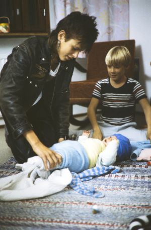 Kaatis-sarjassa (1988) Tommi (Pasi Pitkäaho) ja Ville (Jarno Jokinen) lapsenvahteina.
