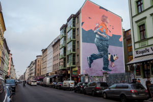 Väggmålningen som gör reklam för THE HAUS finns i Berlin-Kreuzberg Den stora väggmålningen av den belgiska duon Telmo & Miel i Berlin-Kreuzberg