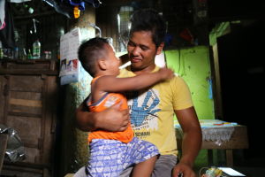 Glenn och Karl utanför deras hus i Manila. Glenn önskar att det skulle vara lättare för familjen att flytta till Finland. Glenn och Karl i Manila.
