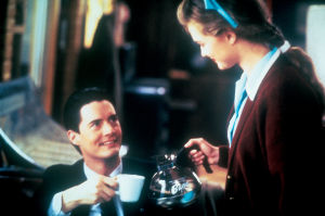 FBI:n agentti Dale Cooper saapuu Twin Peaksiin tutkimaan murhaa. Twin Peaks -sarjan agentti Cooper.