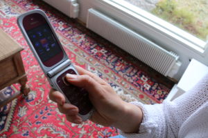 Henna Antikaisen mukaan vanhassa simpukkapuhelimessa on todella kestävä akku. Naisella on kädessään Nokia, simpukkamallinen älypuhelin