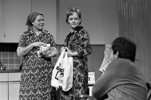 Rintamäkeläiset-sarjan näyttelijöitä: Sirkka Lehto (roolinimi Leena Rintamäki), Eila Roine (roolinimi Helmi Honkonen) ja Ahti Haljala (roolinimi Veikko Honkonen).