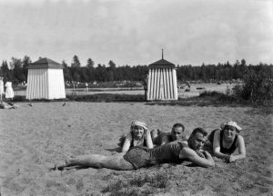 Auringonottajia Lauttasaaren rannassa (Kasinon ranta) vuonna 1923. Auringonottajia Lauttasaaren rannassa (Kasinon ranta) vuonna 1923.