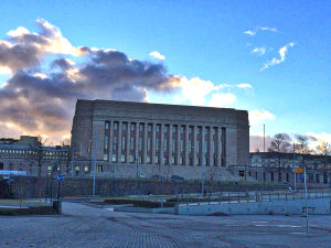Riksdagshuset i Helsingfors. Riksdagshuset i Helsingfors fotat rakt framifrån i kvällsljus.
