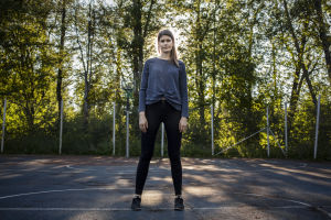 Sara Jakobsén står på en basketplan.