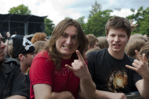 Kaksi nuorta miestä Tuska Open Air Metal Festival 2010 -festivaaleilla.