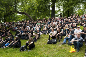 Tuska-yleisöä Kaisaniemessä vuonna 2010. Tuska-yleisöä istumassa nurmikolla vuonna 2010