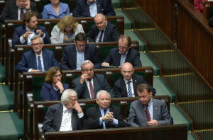 Det styrande socialkonservativa Lag och rättvisa-partiets starka män. Det polska parlamnetet debatterar en reform av domstolsväsendet. I mitten ordförande för partiet Lag och rättvisa, Jaroslaw Kaczynski.
