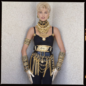 Linda Evangelista Chanel-asussa 1990-luvulla