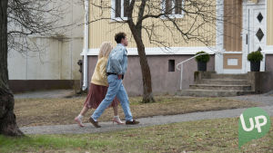 Kuvassa Iris Rainio (Amelie Blauberg) ja Jesse (Niklas Haapaniemi).
