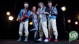 Kuvassa Aapo Rönkkö (Kalle Ruusukallio), Cicca Kallas (Siiri Partanen), Lenni Morris (Joel Bonsdorff) ja Rasmus Nikko (Ville-Veikko Airaniemi).