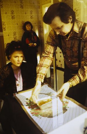 Mari Rantasila ja Pirkka-Pekka Petelius televisiosarja Pakanamaan kartan kuvauksissa Redcarissa, Pohjois-Yorkhiressa Isossa-Britanniassa vuonna 1990.