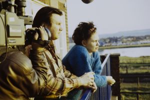 Pirkka-Pekka Petelius ja Mari Rantasila televisiosarja Pakanamaan kartan kuvauksissa Redcarissa, Pohjois-Yorkhiressa Isossa-Britanniassa vuonna 1990.