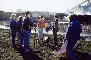 Mari Rantasila ja Erkki Saarela sekä kuvausryhmä työssä televisiosarja Pakanamaan kartan kuvauksissa Redcarissa, Pohjois-Yorkhiressa Isossa-Britanniassa vuonna 1990.